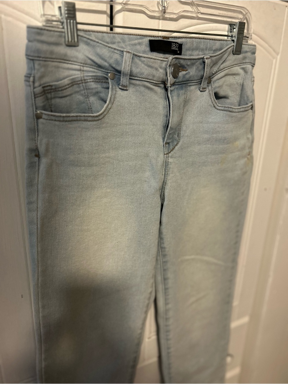 DISTRESSED 1822 Light WASH Skinny Jeans, Slightly Frayed Ankle, 5 Pockets Zip